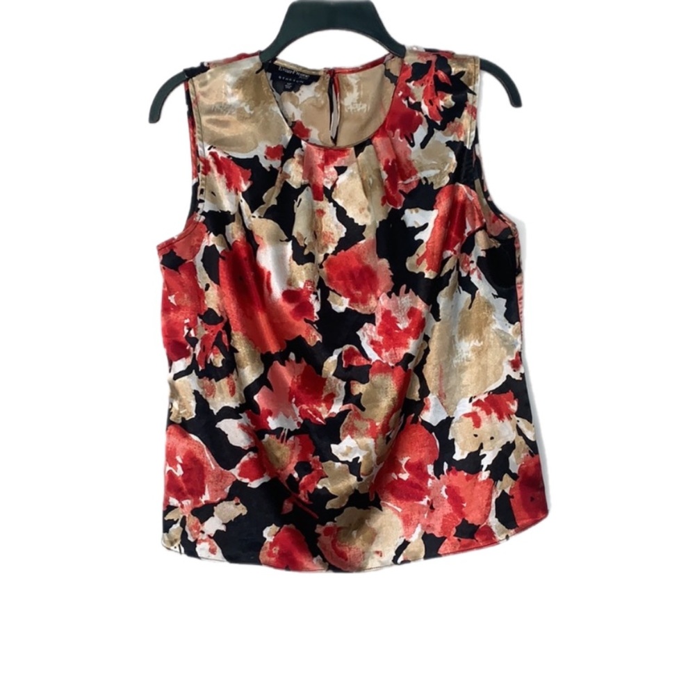 A stretch multi colored abstract sleeveless blouse with a round neck.